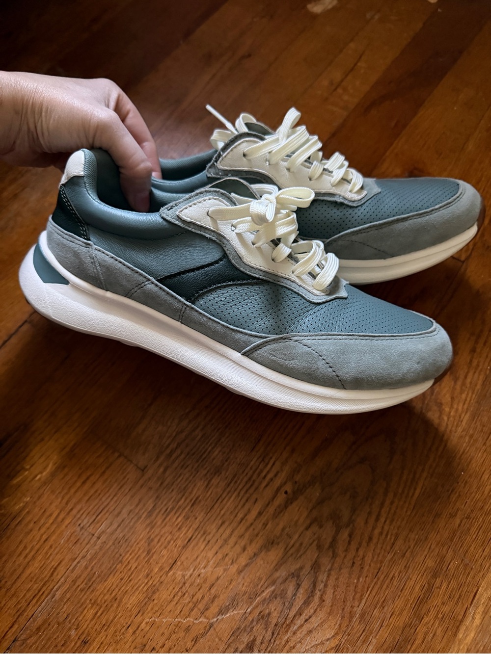 Aetrex Women's Low-Top fashion Sneakers in Green and White
